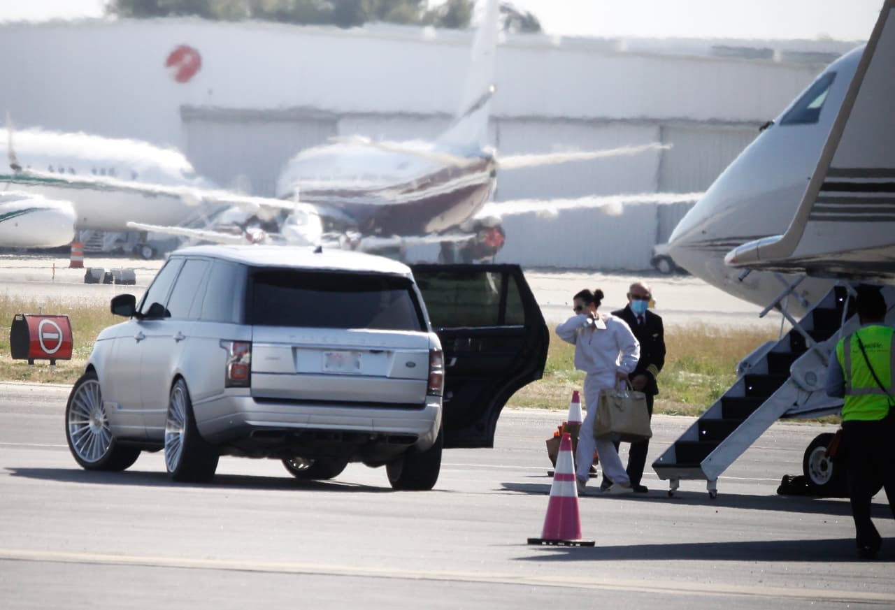 Un día después la madre de North, Saint, Chicago y Psalm 
<b><a href="https://www.univision.com/famosos/llega-llora-y-se-va-sin-el-la-cronica-de-la-visita-de-kim-kardashian-a-kanye-west-tras-pedir-ayuda-por-su-salud-mental-fotos">regresó a Los Ángeles sin su marido</a>. </b>