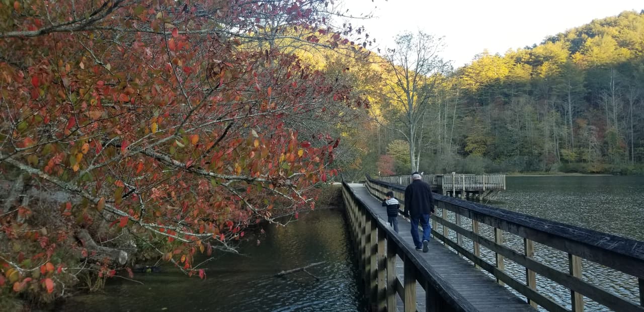 El pequeño lago del parque también es popular entre los pescadores y está rodeado por un sendero fácil de caminar.
