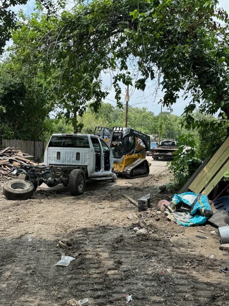 Las autoridades tuvieron que usar máquinas especiales para poder sacar las partes de las camionetas, que fueron robadas entre mayo y junio de este 2024. En particular, el año de los vehículos GMC Sierra y Chevy Silverado eran 2021 y 2022.