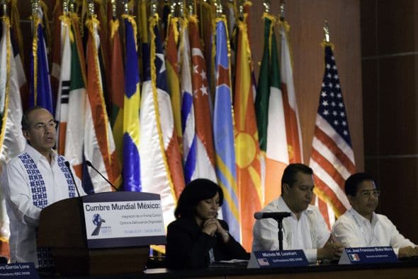 En el marco de la 28 Conferencia Internacional para el Control de Drogas, en que participan representantes de más de 120 países reunidos en el balneario mexicano de Cancún, la administradora de la oficina antidrogas estadounidense (DEA), Michelle Leonhart, dijo que está particularmente preocupada por la expansión del cartel de Los Zetas, uno de los grupos que ha sido responsabilizado de buena parte de la violencia del crimen organizado que afecta a México.