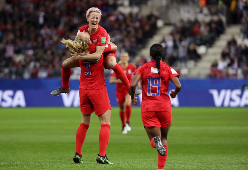Pero luego en el segundo tiempo, una cascada de goles. Empezando por el 4-0 de Samantha Mewis que marcó a los 50 y 54 minutos para poner el marcador 5-0 en ese momento.