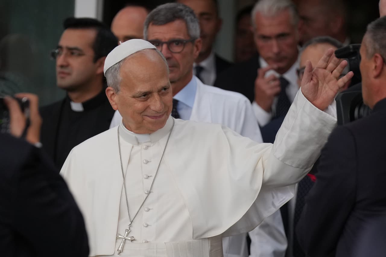 No existen razones médicas que impidan al papa León XIV viajar a Latinoamérica, según sus médicos