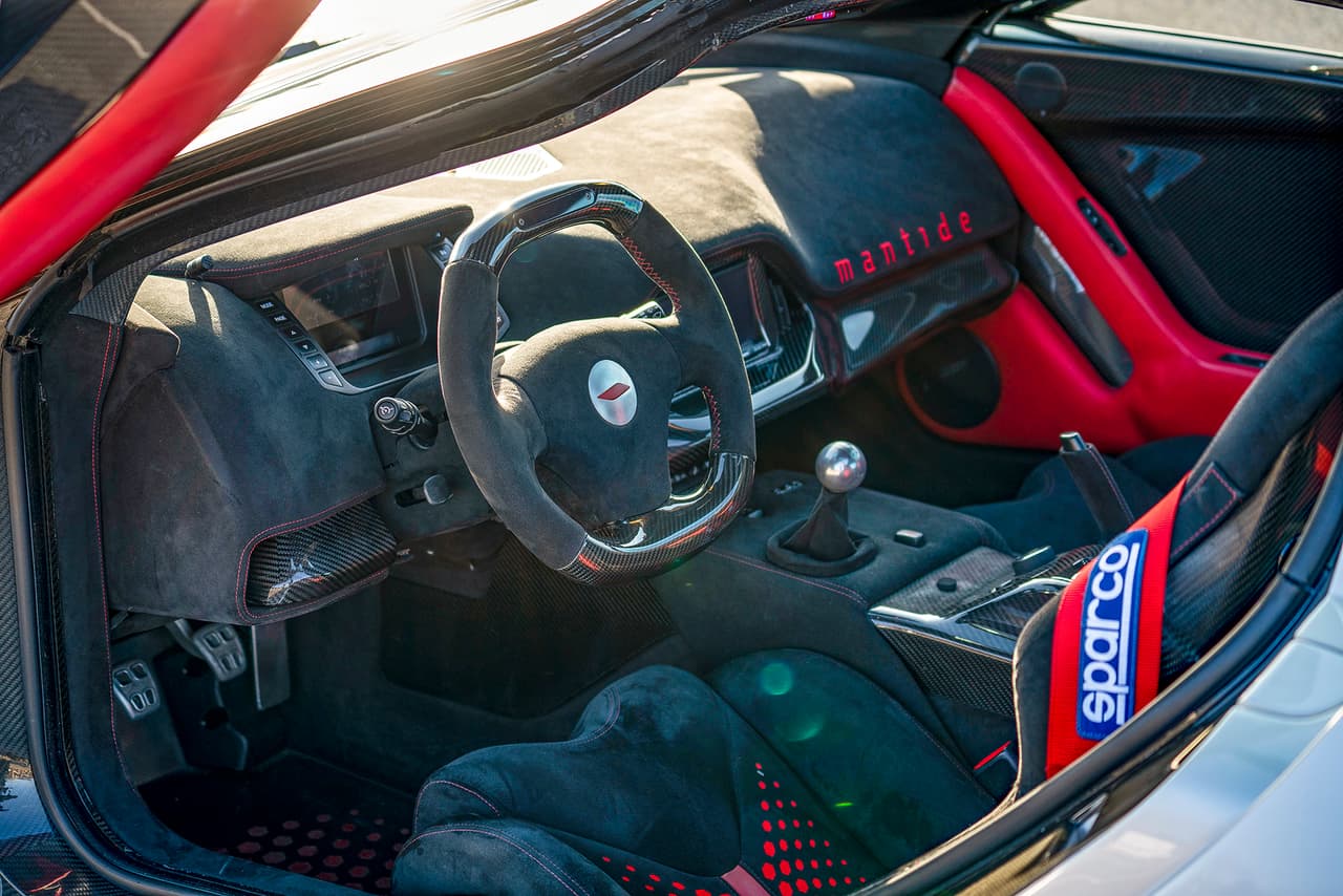 Otras de las modificaciones que tuvo fue el interior rojo y negro en Alcantara, así como el sistema de audio Pioneer que reemplazó a la unidad de General Motors que traía de serie.