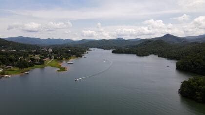 La belleza escénica del lago Chatuge es casi insuperable en las Montañas Apalaches del Sur, y atrae a turistas y residentes de temporada de todo el país.