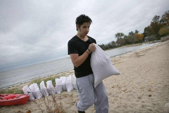 Las autoridades de Maryland ordenaron la evacuación de partes vulnerables de la ciudad de Ocean City, mientras que el estado de Virginia se prepara para las primeras fuertes lluvias del huracán "Sandy", que enfilará esta noche hacia la costa este de Estados Unidos.