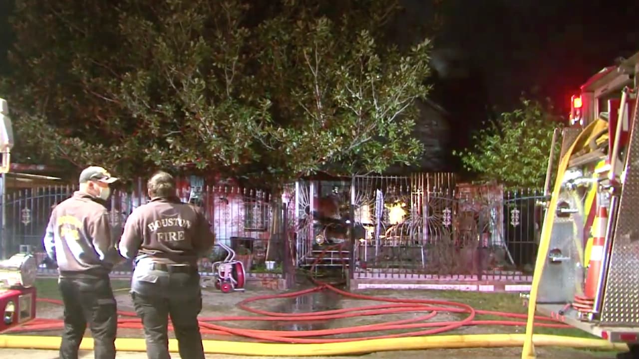 Alrededor de la 1:30 am, 
<a href="https://www.univision.com/local/houston-kxln/muere-un-hombre-al-caerle-un-auto-encima-mientras-lo-estaba-arreglando-en-houston-video">bomberos de Houston</a> atendieron a un incendio en una casa cerca del centro de la ciudad. Al llegar, hallaron a una mujer muerta en la entrada de la vivienda. Se presume que perdió la vida por el fuego pero se continúa investigando el hecho.