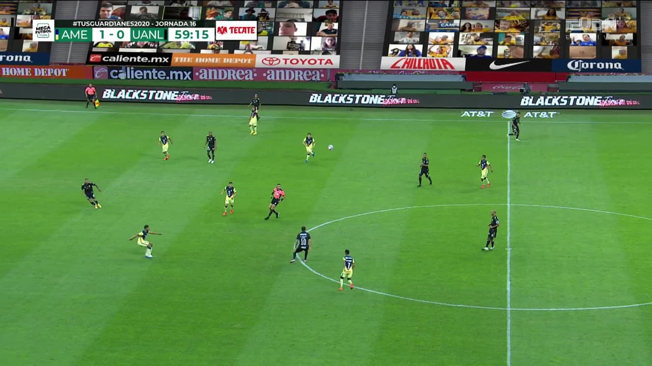 Tarjeta amarilla. El árbitro amonesta a Richard Sánchez de América.