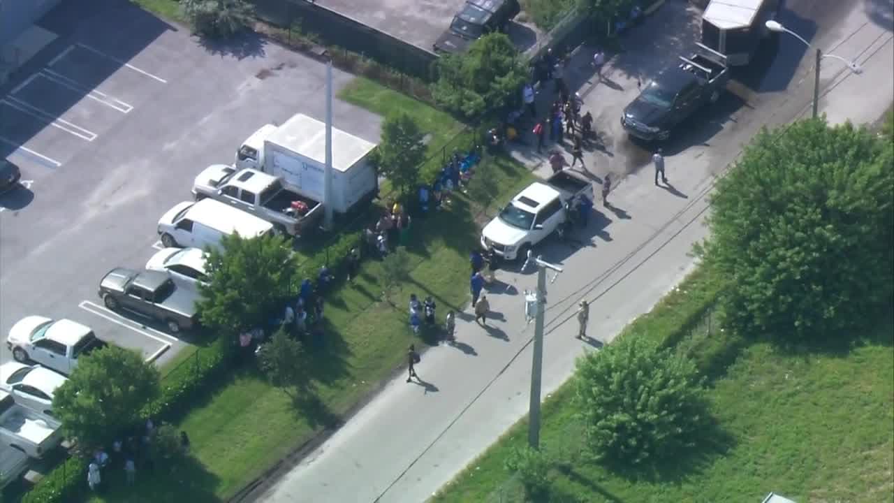 Policía de Miami-Dade responde a una amenaza de bomba en una secundaria del noroeste