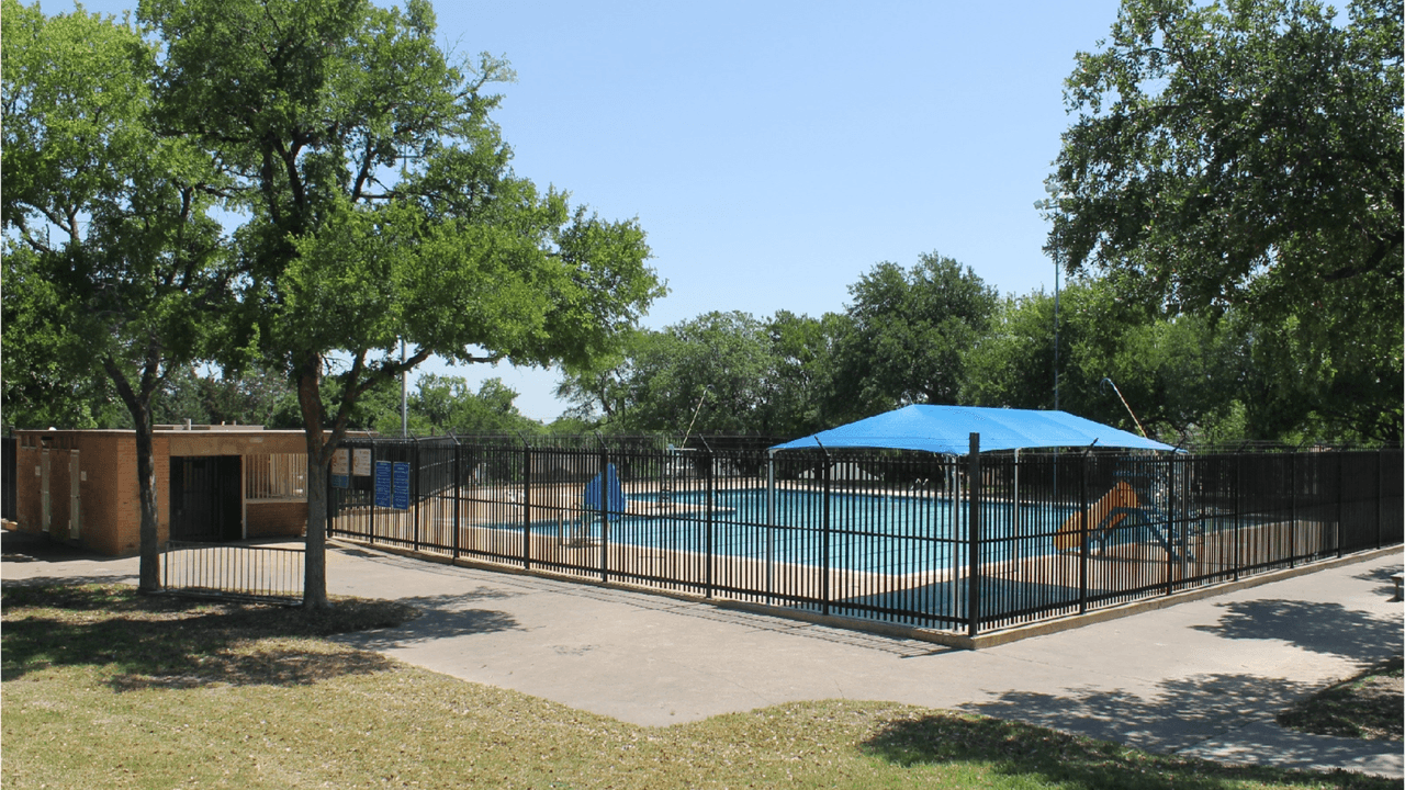 <h3 class="cms-H3-H3"><b>Bonnie View</b></h3>
<br>La piscina de Bonnie View, ubicada al sur de Dallas, ofrece todo lo que necesitas este verano. No solamente es piscina: a un lado, se encuentra el parque Bonnie View, donde tus pequeños también pueden subir a los juegos o puedes dar una vuelta por el pasto.
<br>
<br>
<b>¿Qué ofrece la piscina? </b>
<br>Sillas, una regadera exterior, estacionamiento, áreas de picnic y baños.
<br>
<br>
<b>¿Dónde está ubicada?</b>
<br>📍2124 Huntingdon Dallas, TX 75203
<br>
<br>
<b>¿Cuándo abren?</b>
<br>Martes, miércoles y jueves, de 1 p.m. a 6 p.m. Los sábados y domingos está de 12 p.m. a 7 p.m.
<br>
<br>
<b>¿Cuándo cierran?</b>
<br>Lunes y viernes.
