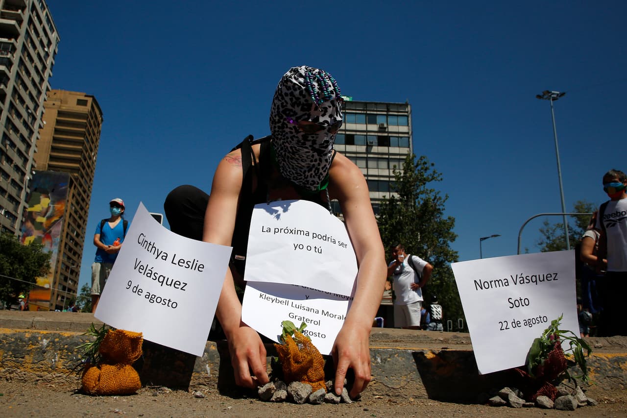 Una manifestante recuerda a las víctimas del estallido social del 18 de octubre de 2019 tras un alza en las tarifas del metro, que devinieron en pedidos de mejores condiciones sociales en uno de los países más desiguales de América Latina.