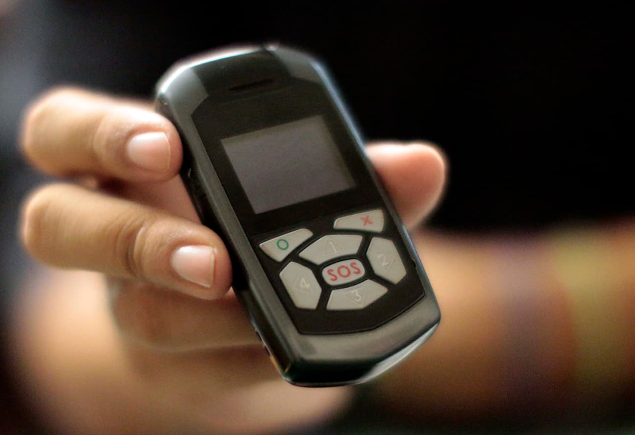 Un periodista de Veracruz muestra el ‘botón de pánico’ que carga cada día en su bolsillo como parte de las medidas del llamado Mecanismo de Protección a Periodistas.