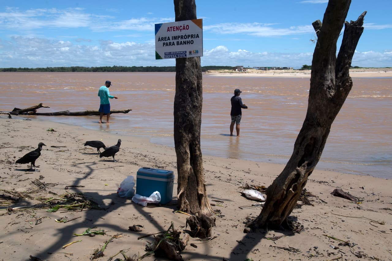 Al menos
<b> tres propuestas fueron presentadas a la Alcaldía para frenar la erosión,</b> que incluyen la construcción de escolleras o diques rompeolas para disminuir la fuerza del mar.
<br>
<br>Hombres pescan cerca de la playa llena de buitres y un cartel que dice "área inapropiada para bañarse", en Atafona.
<br>