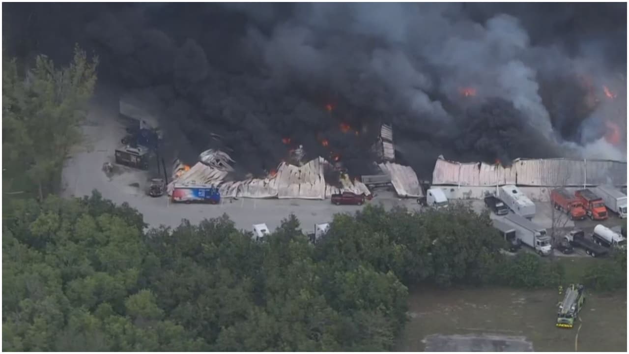 Una vista aérea muestra una gran cantidad de humo.