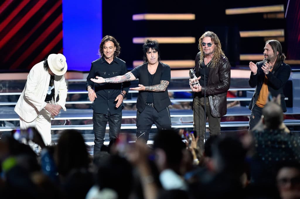 En el mismo año, 
<b>Maná</b> cantó con 
<b>Carlos Santana</b> en los Latin GRAMMY, además de recibir tres premios, fue uno de los momentos más memorables de la noche.