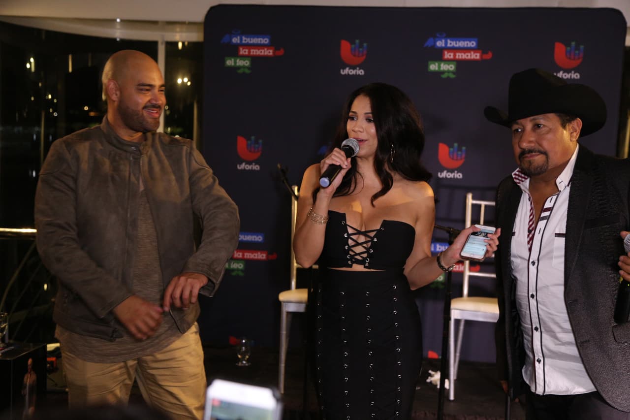 <b><a href="https://www.facebook.com/RaulElPelon/?fref=ts">Raúl 'El Pelón'</a></b>, 
<b><a href="https://www.facebook.com/carlamedranoo/?fref=ts">Carla Medrano </a></b>y 
<b><a href="https://www.facebook.com/andresmaldonadoelfeo/?fref=ts">El Feo</a></b> premiaron a sus oyentes con una noche inolvidable al lado de 
<b><a href="https://www.facebook.com/Calibre50Musica/?fref=ts">Calibre 50</a></b> en un bote privado.