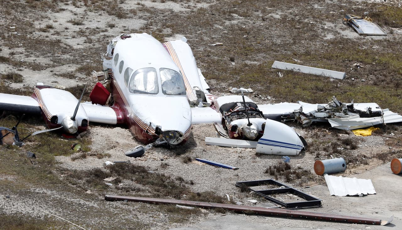 Así despedazada quedó esta avioneta en el aeropuerto internacional de Bahamas, que sufrió serios daños y una gran inundación.