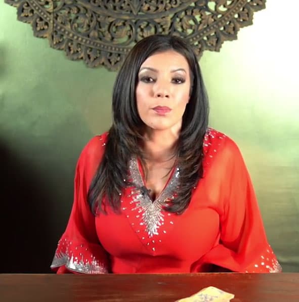 Al parecer, fue un don que heredó de sus padres, y que le hacía "ver y escuchar cosas que sus compañeras de colegio no" podían. A los 16 años decidió enfocarse en esos 'dones' y desarrollarlos para así poder ayudar a las demás personas.