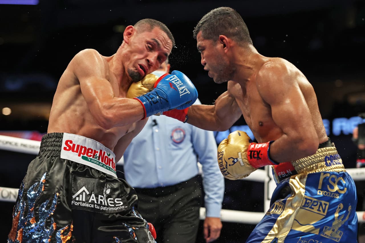 Los jueces otorgaron las tarjetas 115-113 para Román, 117-111 para Estrada y 113-115 para el mexicano, otorgándole así la victoria al Juan Francisco Estrada por decisión dividida y coronarse campeón unificado CMB, The Ring y AMB supermosca.