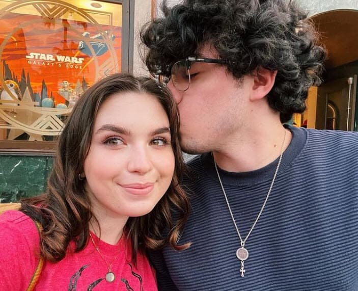 "
<b>3 años con el chico más mágico que conozco</b>. Te amo 3001: supera a Robert Downey Jr. en muchos más recuerdos increíbles contigo. Orgulloso de llamarte mi alma gemela", escribió la jovencita en Instagram.
<br>