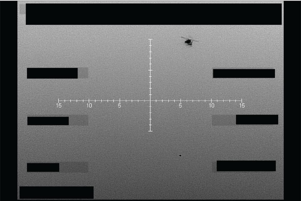 Imagen fija infrarroja (en negro intenso) de un objeto no identificado debajo de un helicóptero sobre el oeste de Estados Unidos en septiembre de 2025.