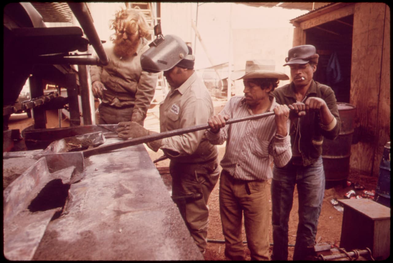 Empleados de un molino de cedro en Leakey, Texas, 1973.