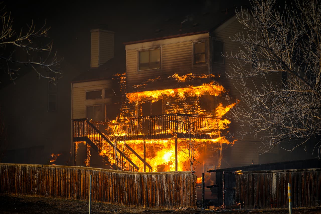 Una vivienda del vecindario de Centennial Heights, en Louisville (Colorado) es devorada por las llamas de unos de los grandes incendios que se han desatado en el estado y arrasado cerca de 600 estructuras.