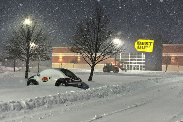 Un estacionamiento cubierto de nieve en Manassas, Virginia.