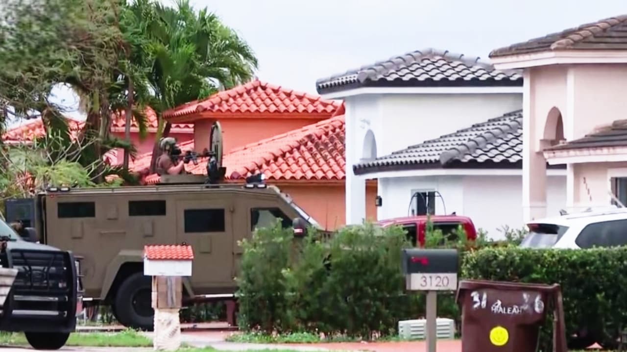 Policía de Hialeah y agentes del DHS rodean casa por hombre atrincherado