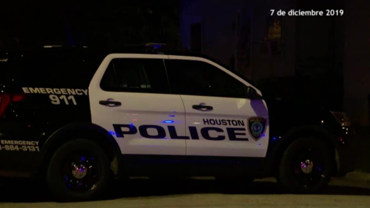 <a href="https://www.univision.com/local/houston-kxln/es-un-gran-chico-reaccionan-conocidos-del-acusado-de-matar-a-un-policia-en-houston-tras-audiencia">Solís</a> huyó, pero lo arrestaron cuando saltaba una cerca a una cuadra de distancia.