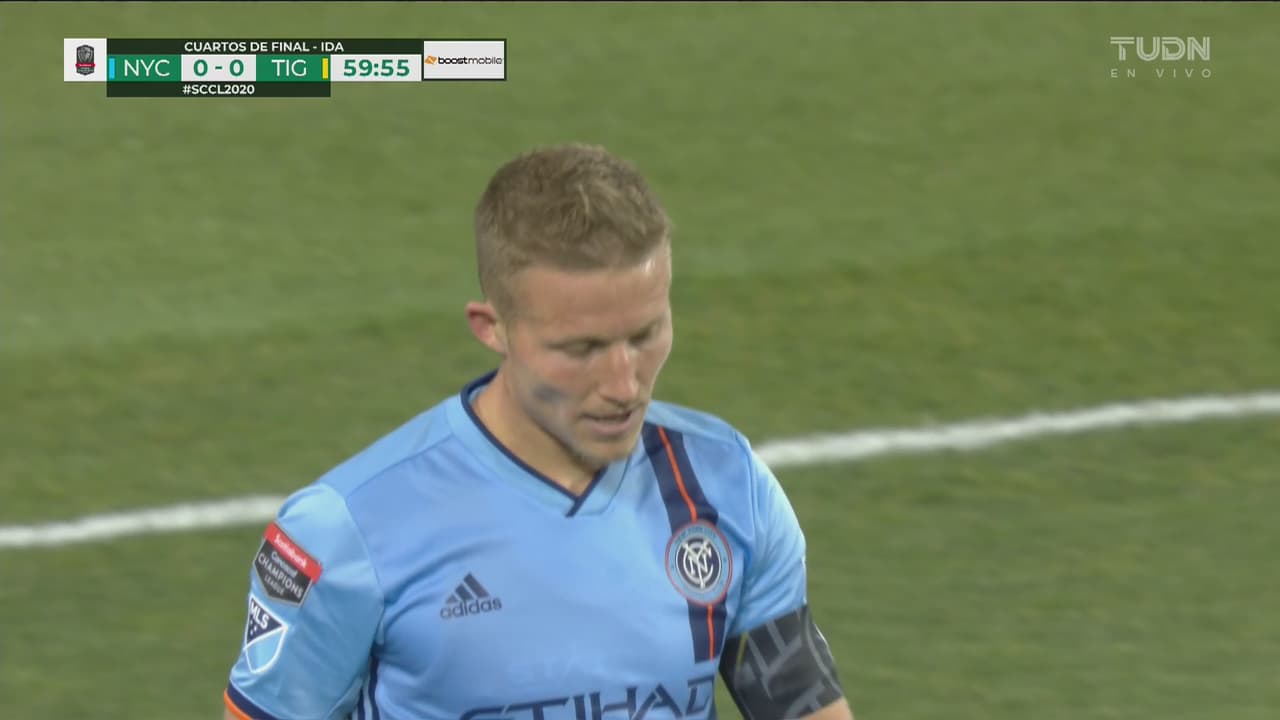 Alexander Ring estaba listo para definir y se le enredó el balón en los pies