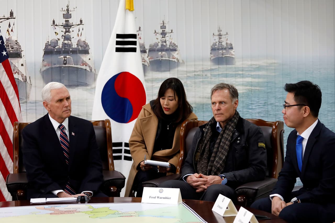 Pence viajó con Fred Warmbier (el hombre en el centro de la foto), el padre de Otto Warmbier,
<b><a href="https://www.univision.com/noticias/relaciones-internacionales/miles-de-personas-asisten-al-funeral-de-otto-warmbier-el-joven-que-murio-tras-ser-liberado-en-coma-por-corea-del-norte" target="_blank">el joven estadounidense que estuvo preso en Corea del Norte durante 17 meses</a></b> que el año pasado fue liberado y llevado a EEUU en estado de coma en donde murió poco después.