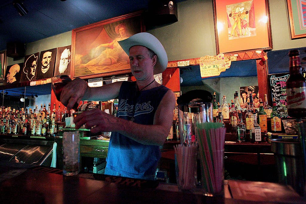 Así, por sexto año seguido, Chicago ocupa el primer puesto y esta vez Condé Nast Travel elogió a la Ciudad de los Vientos por "su impresionante arquitectura, sus museos de primera categoría, sus brillantes chefs y su enorme escena cervecera", señala la revista.