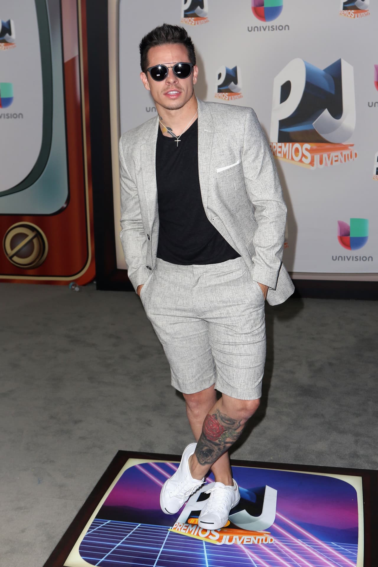 Aunque los pantalones cortos de Beau Smart no era los más apropiados para la ocasión, el corte de su saco de lino gris era impecable, y hacía pensar en las mejores décadas estilísticas de Miami.