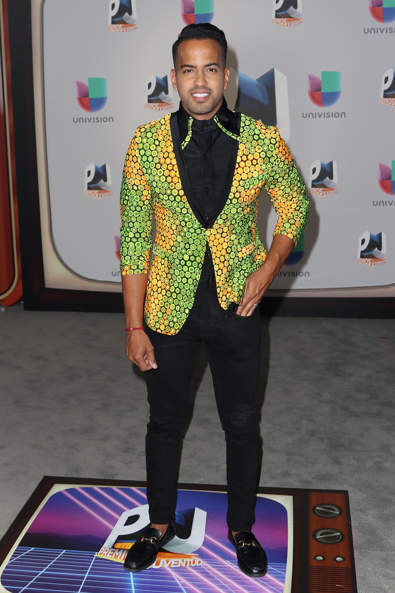 Eliecer Marte quiso apostar por un smoking clásico pero dejó que el impulso del neón se apoderara de su saco formal.