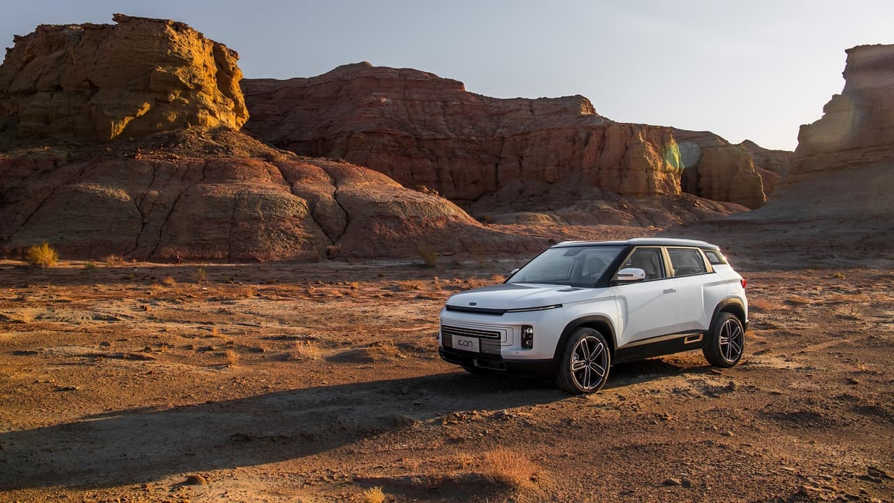 Para su diseño, Geely contó con la colaboración de cinco equipos, incluyendo uno en California que estuvo a cargo del exterior y otro en Barcelona para el interior.