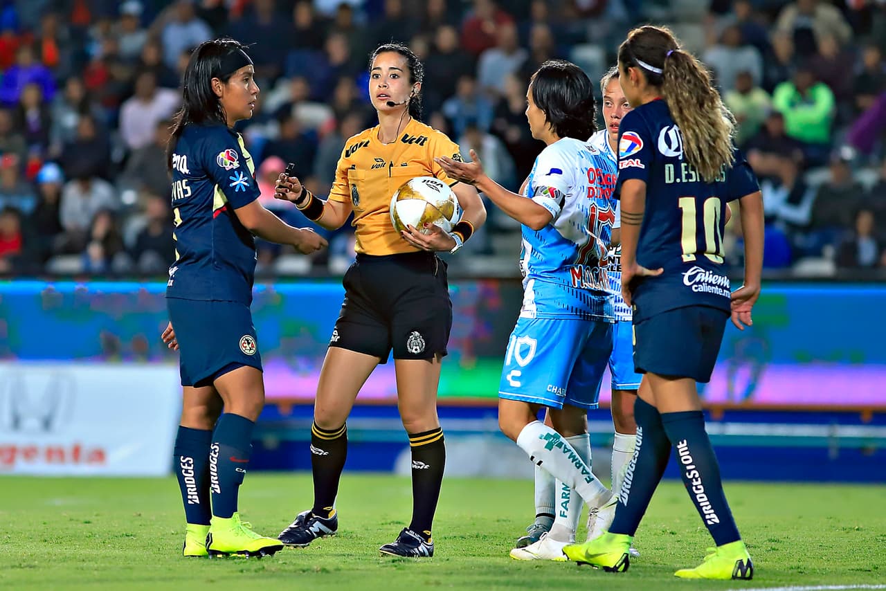 Y con la desesperación llegó la hostilidad en el campo de juego, ambos equipos empezaron a calentar el partido pero no con sus jugadas sino con sus actitudes.