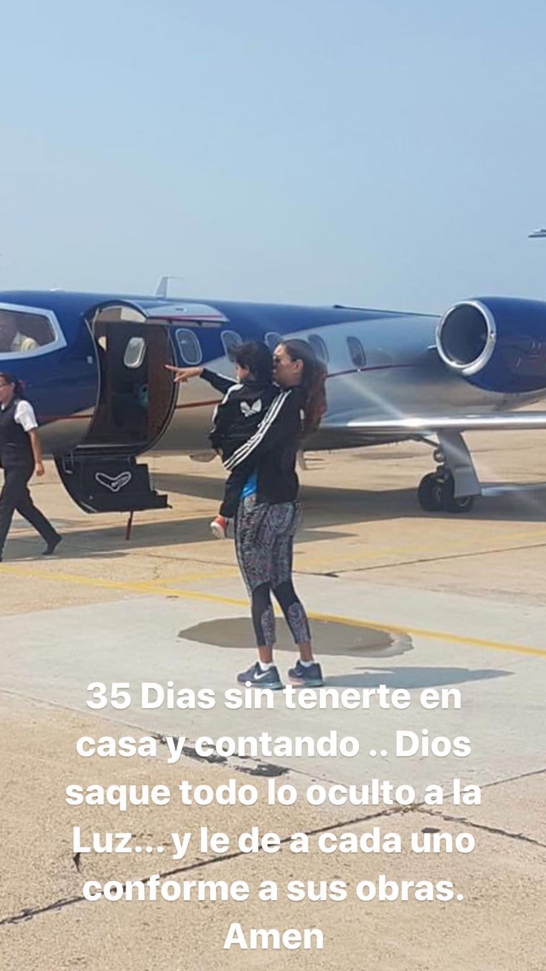 En entrevista telefónica con el mismo show, 'El Bombón Asesino' señaló que su hijo Emmanuel de 5 años tiene
<b> casi dos meses sin poder pisar su casa</b>. La artista declaró que su expareja argumenta que es para cuidar la salud del niño por la pandemia de covid-19.