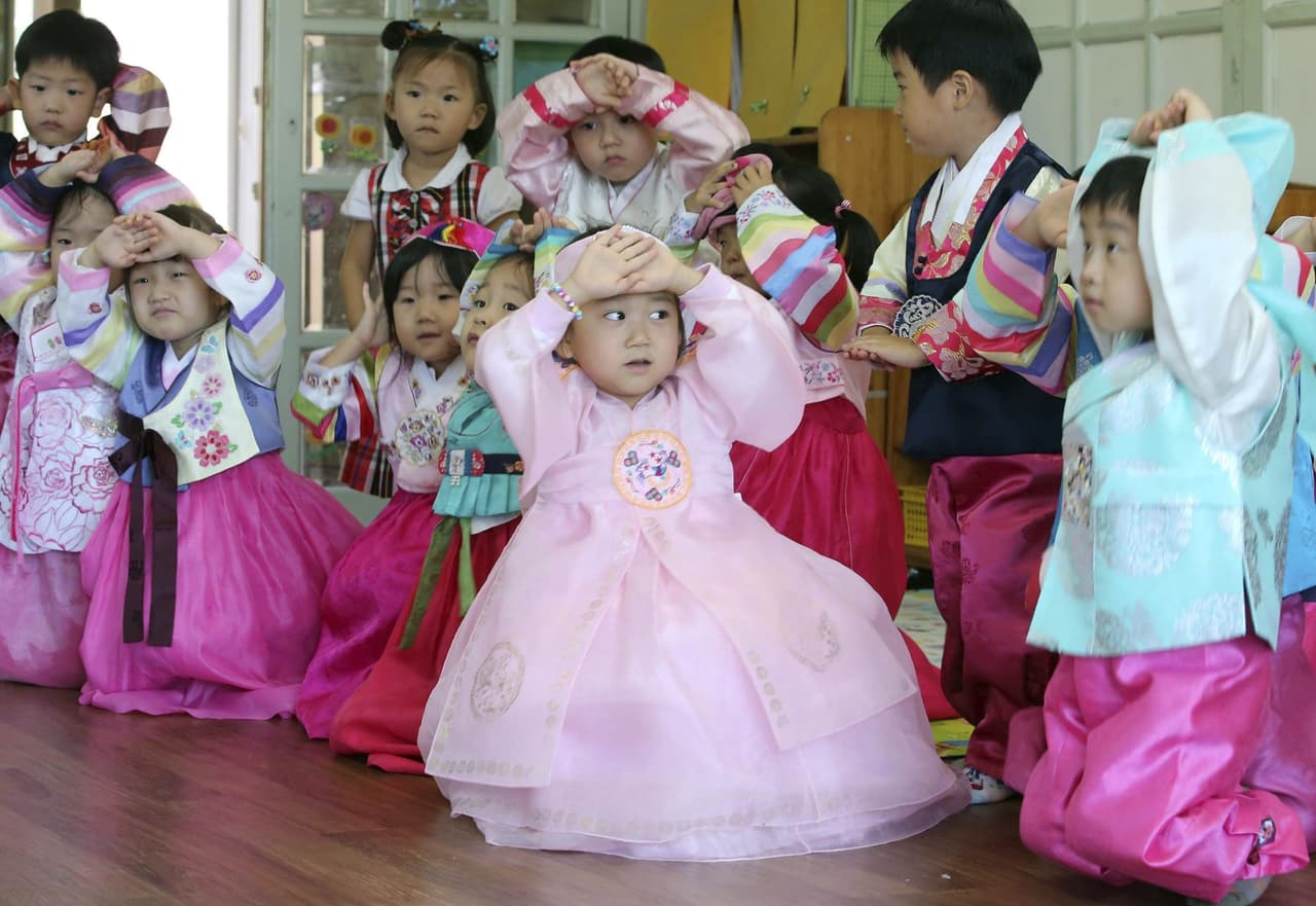 <b>‘Chuseok‘</b>
<br>
<br>A finales de septiembre se celebra en Corea del Sur esta tradición, que tiene su origen en la creencia de que quienes mueren no se marchan sino que sus espíritus se quedan protegiendo a sus familiares.
<br>
<br>Ese día se ofrecen comidas y bebidas a los difuntos y se visitan sus tumbas para limpiarlas. De hecho, si viven lejos, las personas regresan a sus pueblos originarios para cumplir con esta tradición.
<br>