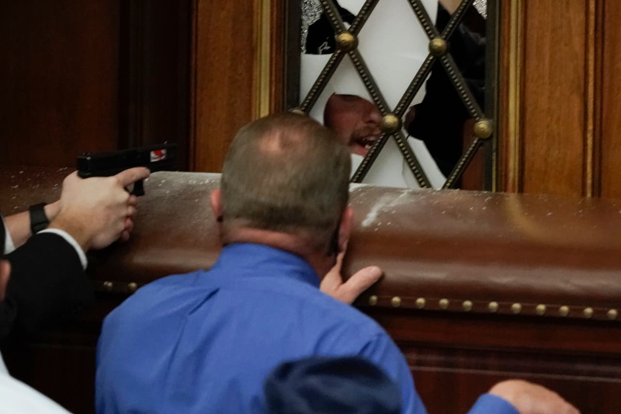 La turba intentó entrar a la Cámara de Representantes, golpeó una de las puertas y rompió algunos cristales. Del otro lado la Policía del Capitolio apuntaba a los manifestantes con sus pistolas, una de las imágenes que mejor describen la tensa jornada.
<br>