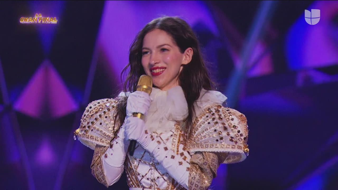 Y ya con todo definido, llegó era hora de conocer a las dos celebridades detrás de ambos personajes. La primera en quitarse la máscara fue Mapache, quien resultó ser Paty Cantú.