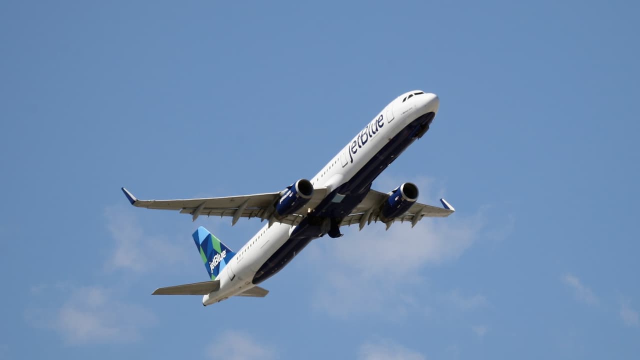 EEUU suspende vuelos charter públicos a varios destinos en Cuba