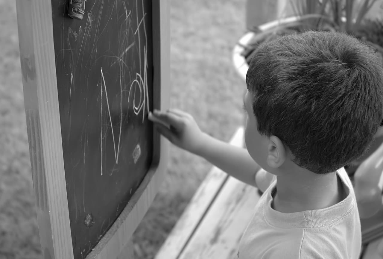 También puedes adquirir un pizarrón para que anote sus tareas y practique su ortografía.