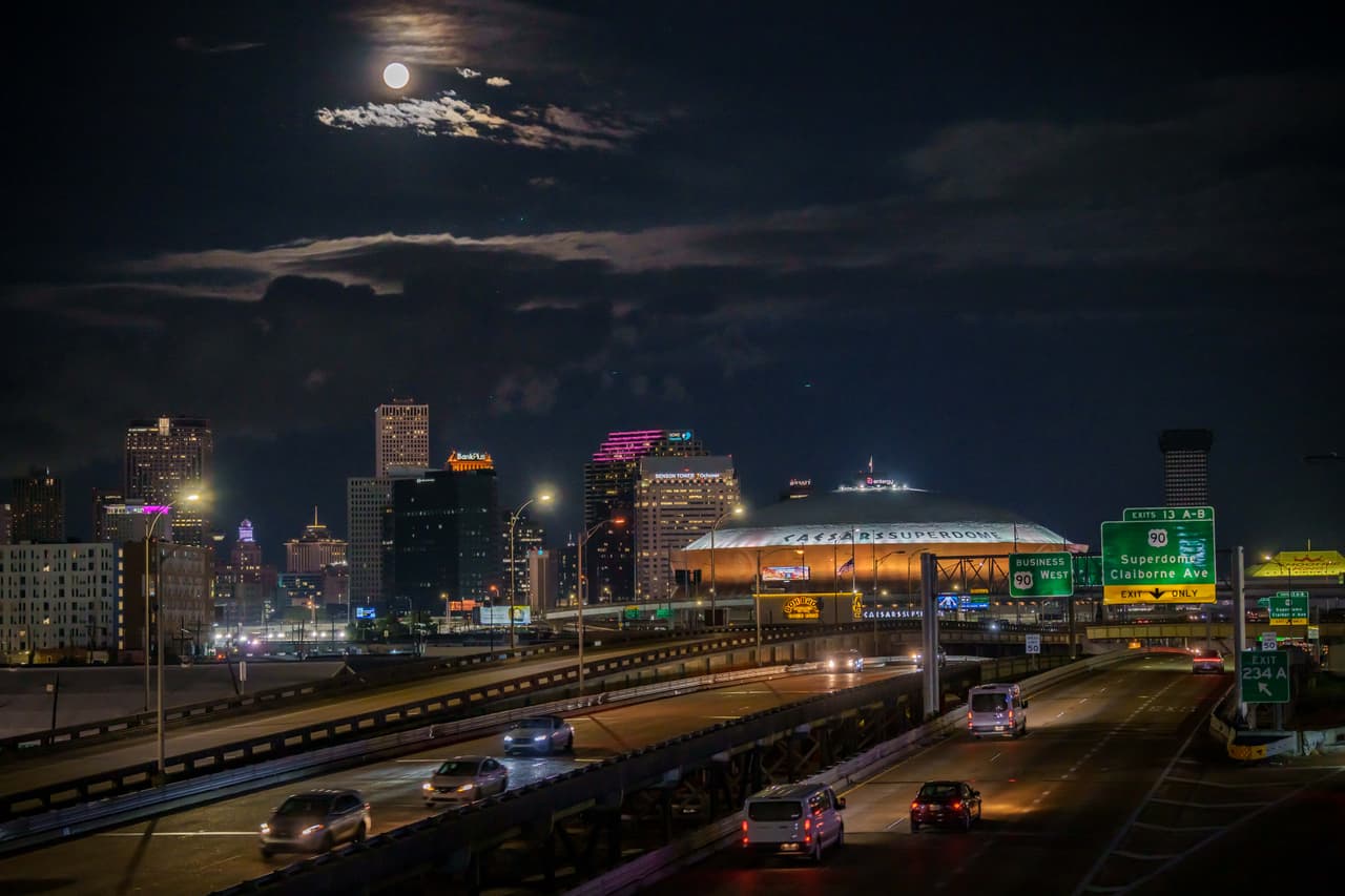 La luna llena se eleva sobre el Caesars Superdome antes de un eclipse lunar en Nueva Orleans.