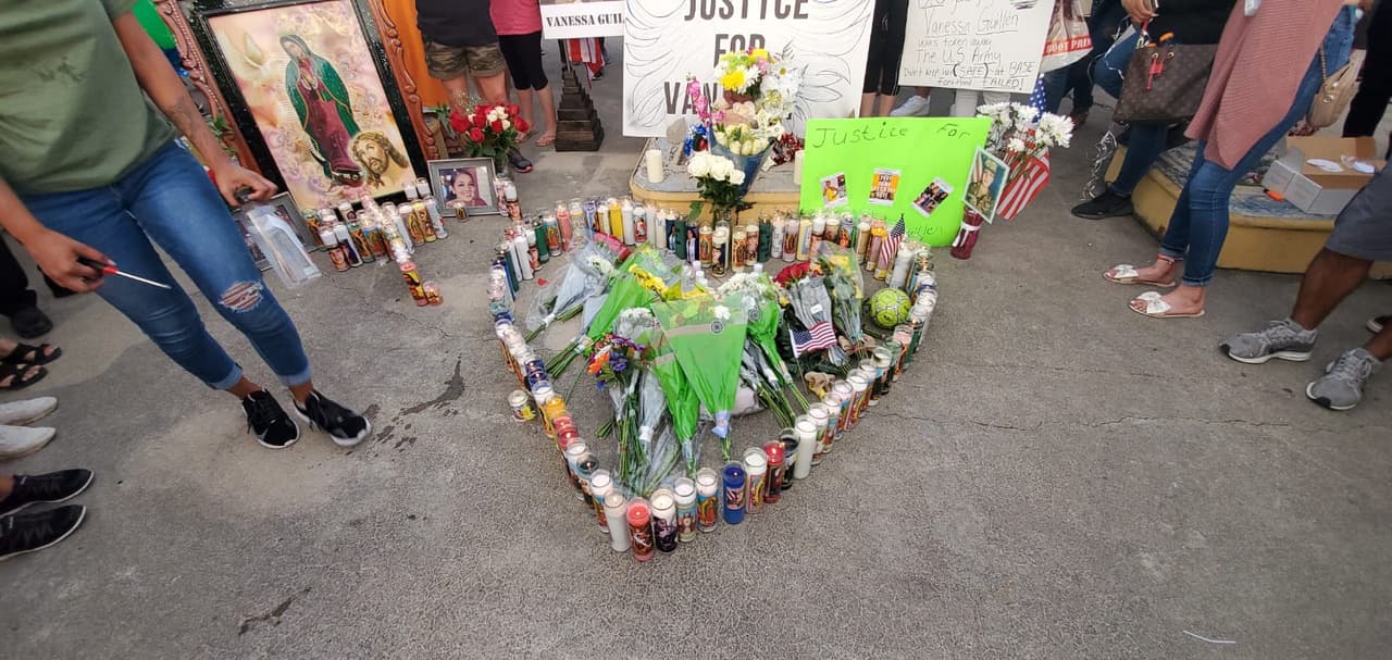 Decenas de personas se reunieron frente a la base militar Fort Hood para realizar una vigilia en honor a la soldado hispana Vanessa Guillén. 
<br>Aunque las autoridades oficialmente no han identificado los 
<a href="https://www.univision.com/local/austin-kakw/hallan-restos-un-militar-se-suicida-y-arrestan-a-sospechosa-el-curso-que-ha-tomado-el-caso-de-vanessa-guillen">restos hallados cerca del río Leon</a>, la familia ha indicado que creen que se trata de ella.