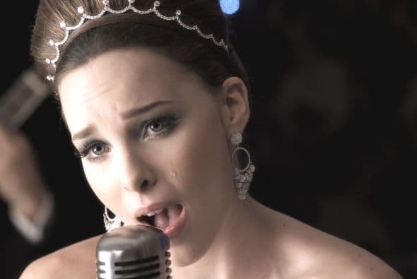 En esta serie, cantó un bolero clásico: "Contigo en la Distancia". Actualmente continúa con su carrera como cantante.