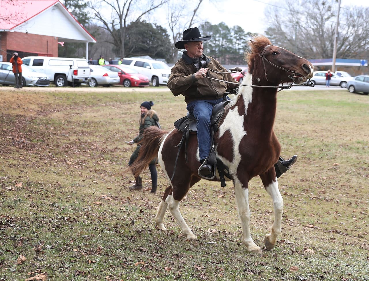 El candidato por el partido republicano Roy Moore llegó a su lugar de votación en la ciudad de Gallant a caballo, como lo ha hecho ya en otras ocasiones. Los testimonios de las mujeres que acusan a Moore de haber sido abusadas han motivado a algunos electores tradicionales de ese partido a cambiar su voto, aunque las encuestas a boca de urna indican que un 55% no considera el tema importante.