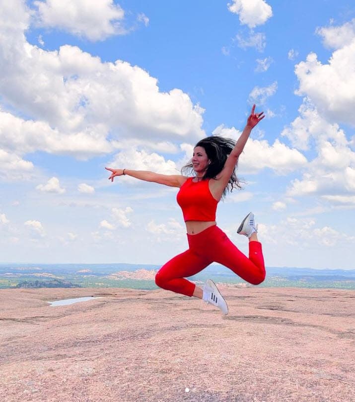 Además, muestra sus rutinas de ejercicio en su canal de YouTube, así como momentos familiares y musicales.
<br>