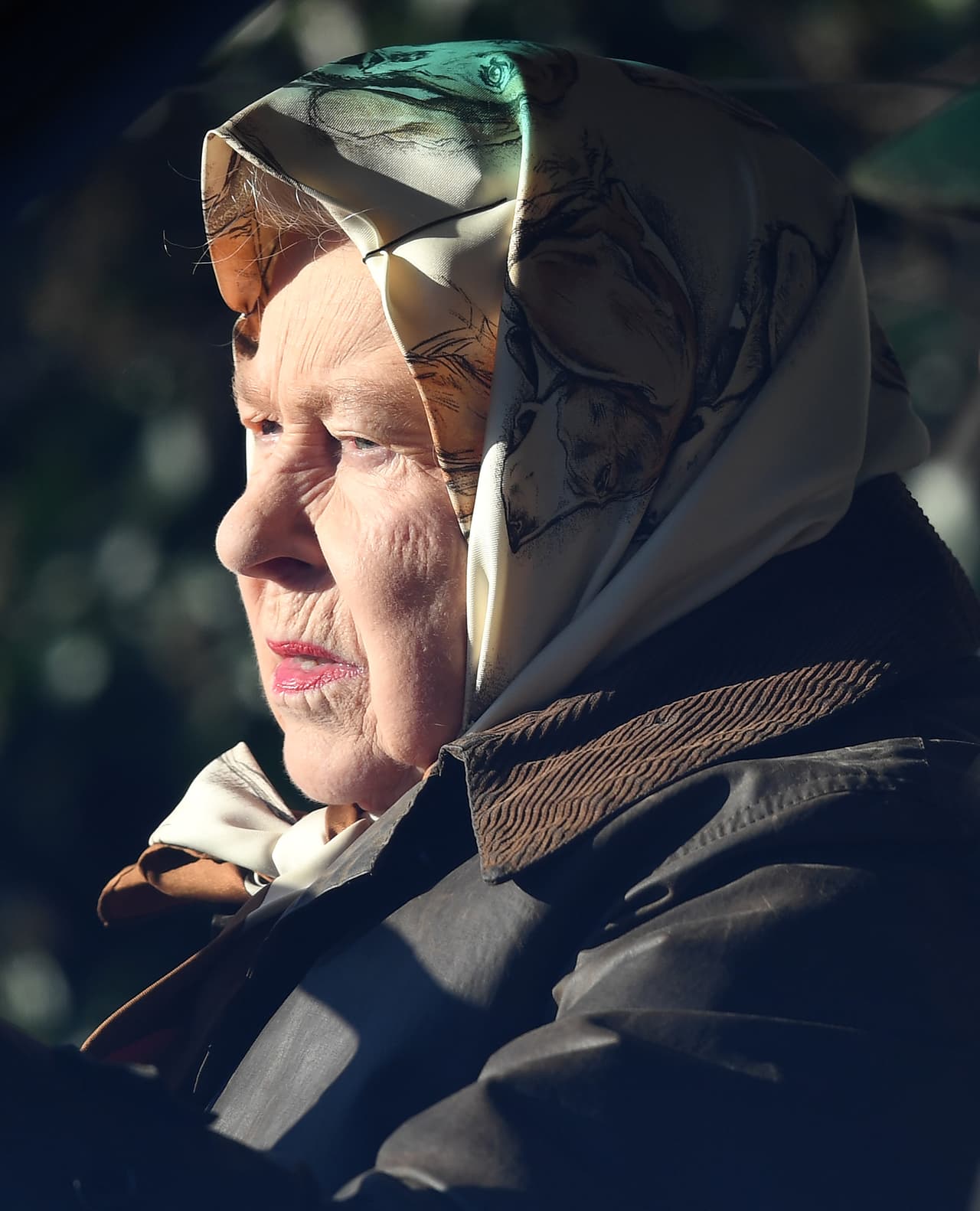 Se sabe que en el palacio de Buckingham están "muy dolidos" y "
<b><a href="https://www.univision.com/famosos/en-el-palacio-de-buckingham-estan-decepcionados-por-el-sorpresivo-anuncio-del-principe-harry-y-meghan-markle-fotos" target="_blank">decepcionados"</a></b> por la decisión de los duques de Sussex.