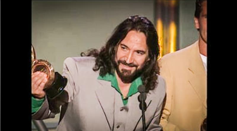 Marco Antonio Solís recibió el premio a la Canción del Año en la categoría Regional Mexicana por la canción: 'La venia bendita'. Este tema es parte de su segundo álbum homónimo 'Marco Antonio Solís' lanzado en 1997.