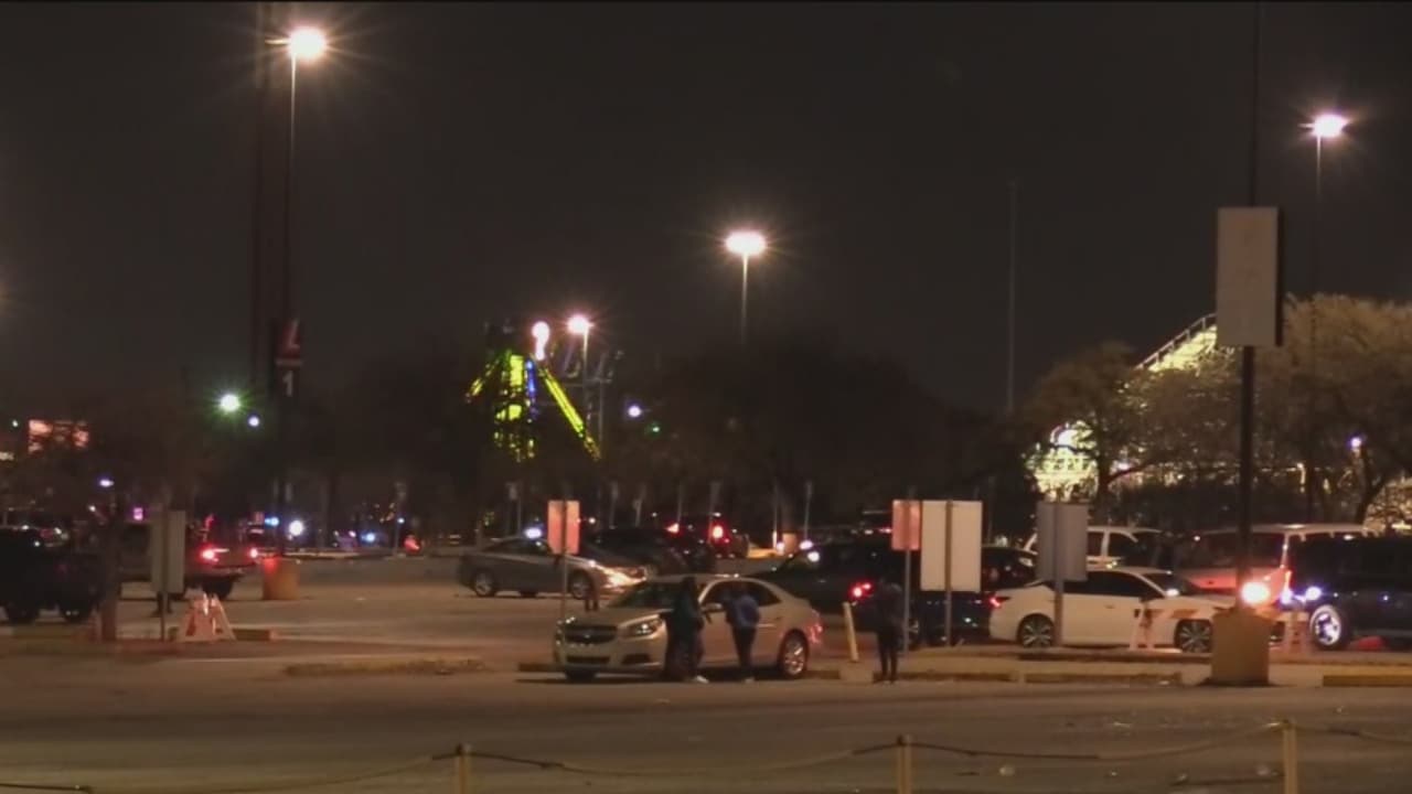 Arrestan a dos personas en conexión con un tiroteo en estacionamiento del parque de atracciones Six Flags en Arlington